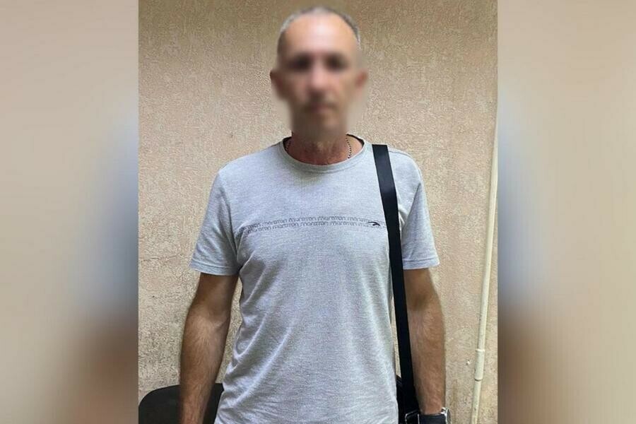 Благовещенца который ударил девушкутаксиста задержали полицейские Стало известно что ему грозит