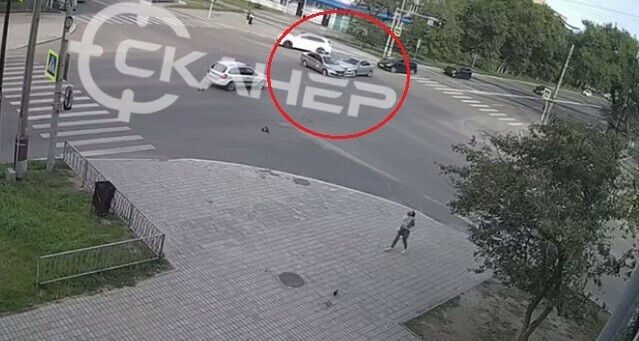 Момент столкновения авто со спецмашиной Росгвардии попал на камеры в Благовещенске 
