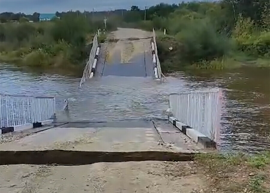 В Амурской области рухнул мост видео