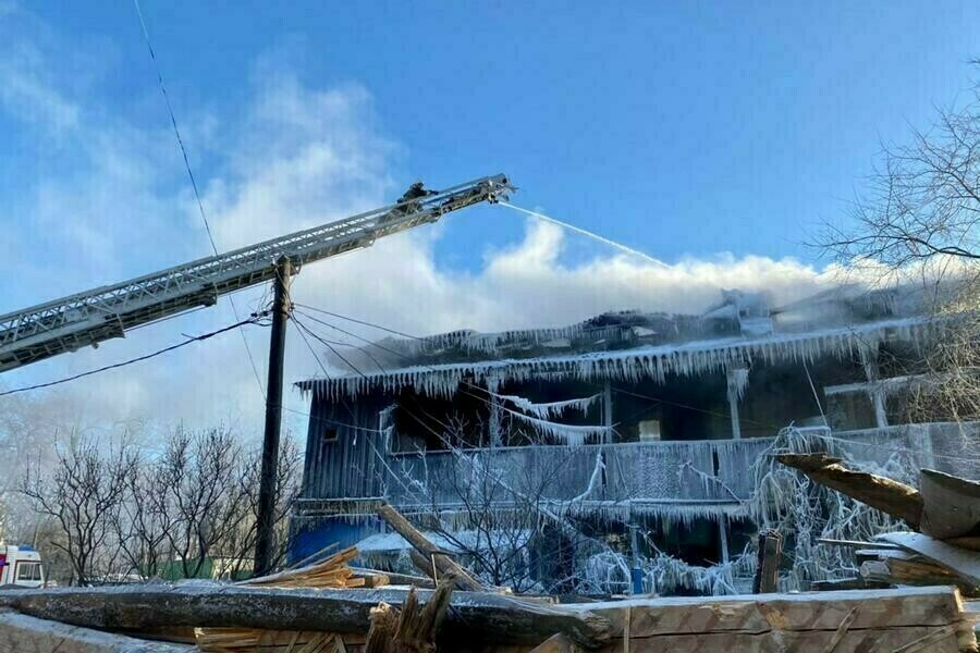 В Благовещенске следователи назвали причину пожара в бараке где погиб человек и пострадали дети