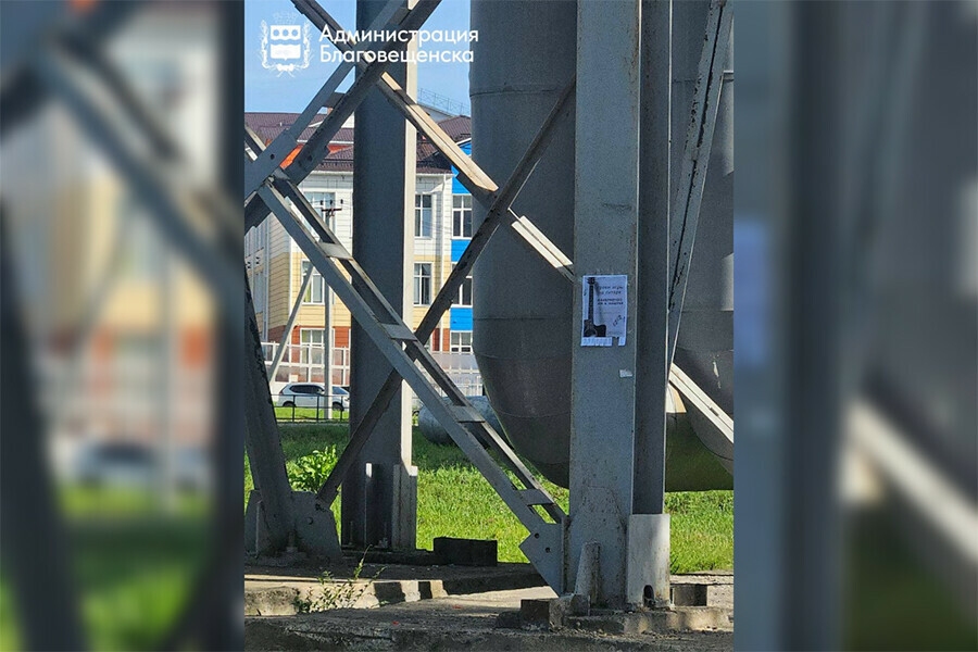 В Благовещенске музыкантвандал оклеил рекламой опору трубопровода