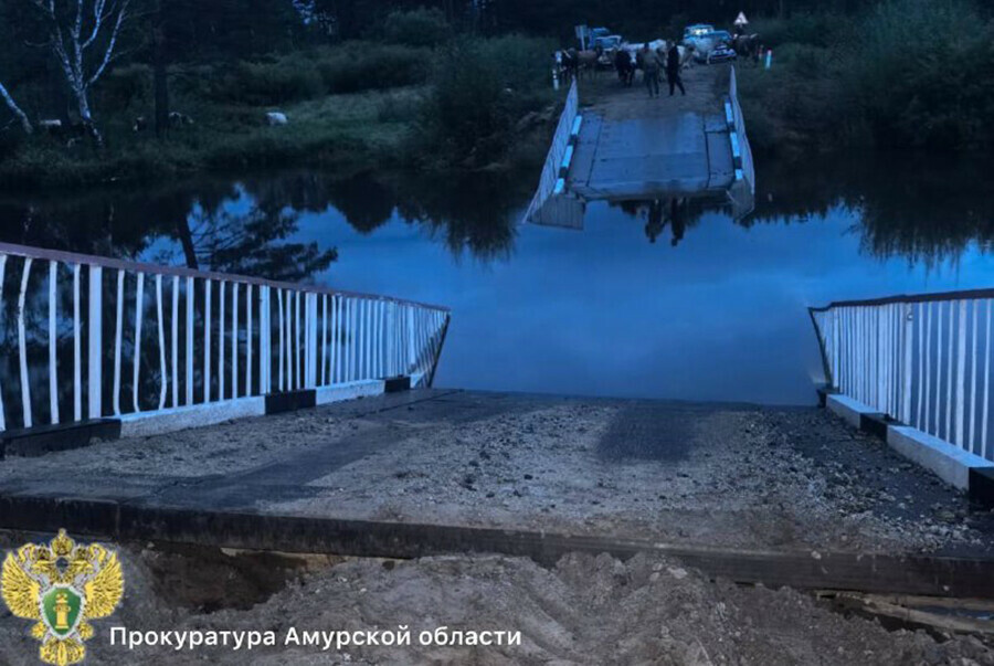 В амурское село где рухнул мост людей пока перевозят по воде