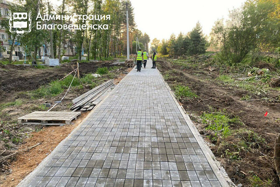 В отдаленном районе Благовещенска создают комфортную зону отдыха с озеленением