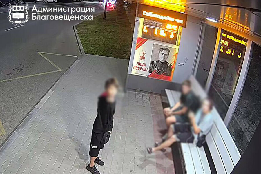Юный хулиган испортил автобусную остановку в Благовещенске видео