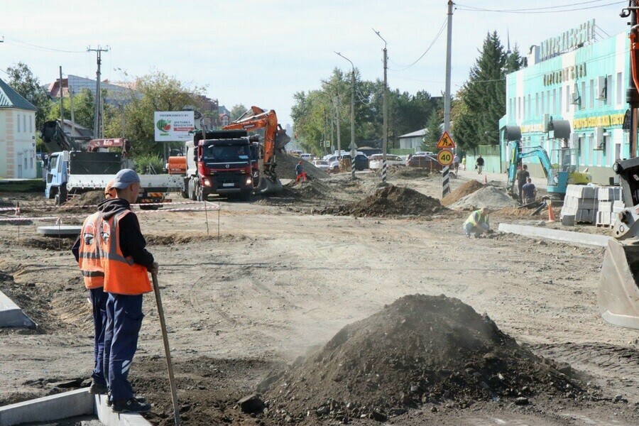 Стало известно когда начнут асфальтировать Мухина и что повлияет на скорость окончания ремонта всего участка фото 