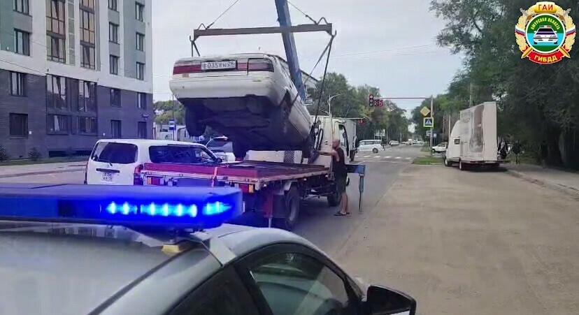 Эвакуатор увез с Чайковского машину водитель которой допустил сразу несколько серьезных нарушений видео 