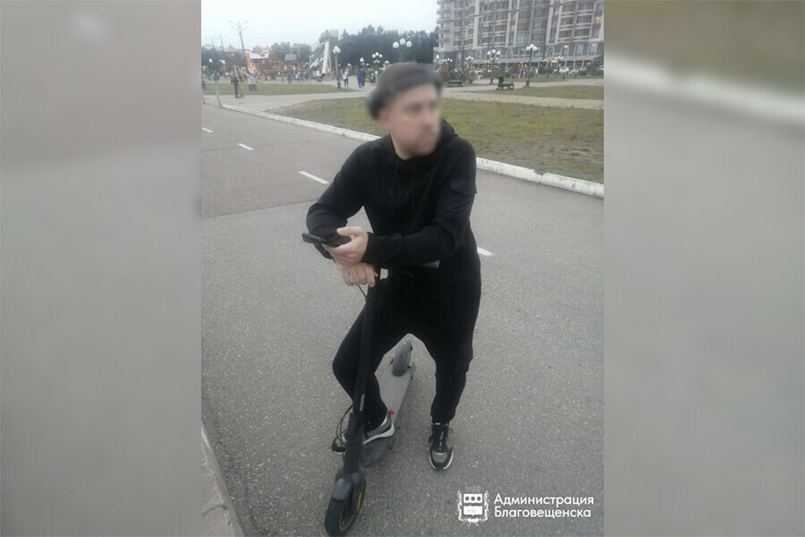 В Благовещенске наказан мужчина катавшийся на электросамокате