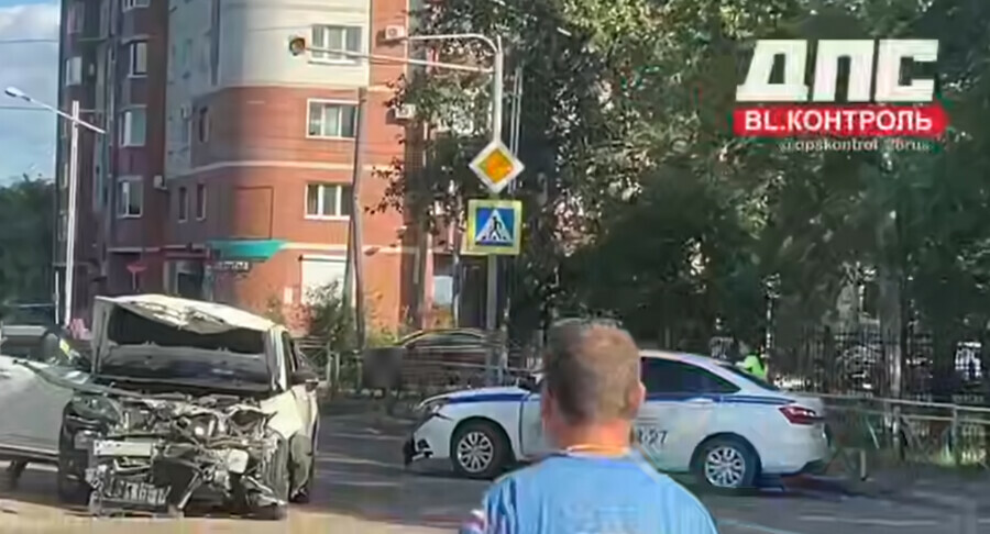 В Белогорске водитель протаранил припаркованный автомобиль и въехал в машину ГИБДД видео