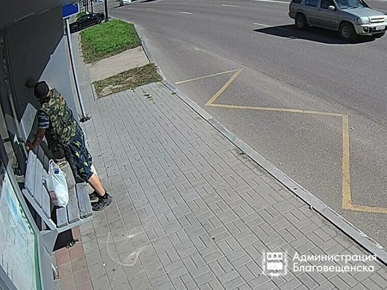 Возрастной массажист изрисовал остановку в Благовещенске