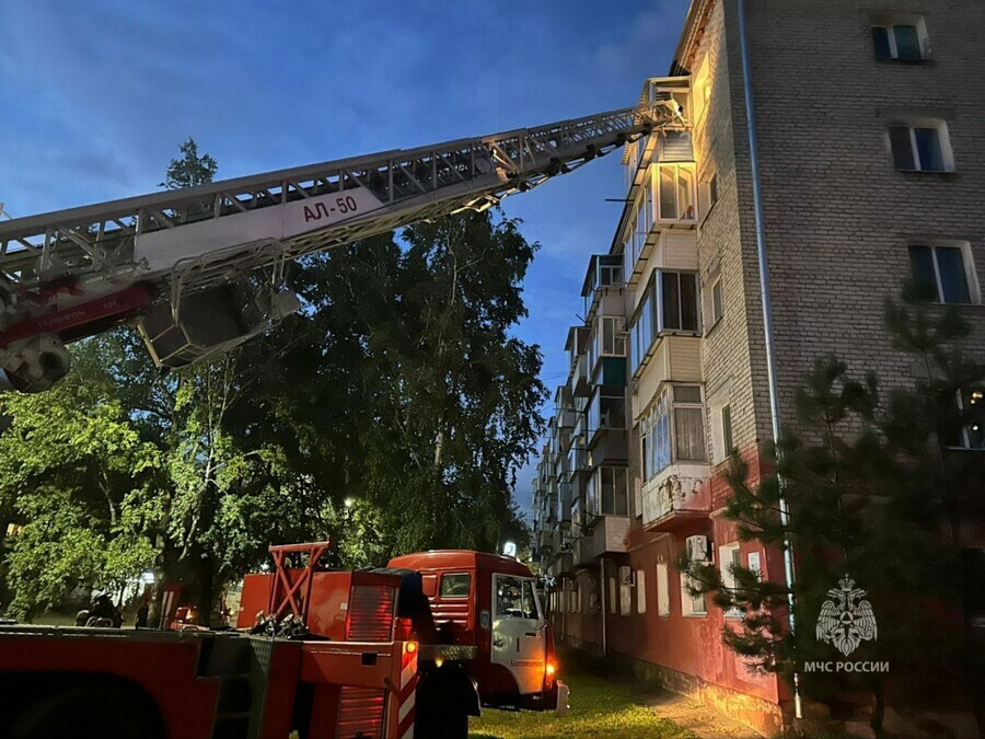 Изза пожара в жилом доме Благовещенска жильцам с детьми пришлось покинуть квартиры
