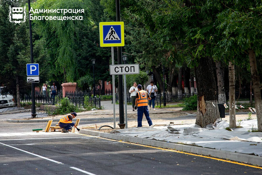 В Благовещенске продолжают перекладывать плитку на тротуарах