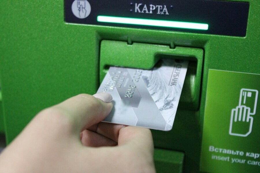 Амурчанка с чужой карты сняла 50 тысяч рублей