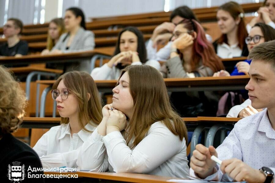 Власти Благовещенска рассказали сколько выпускников остались учиться в Благовещенска 