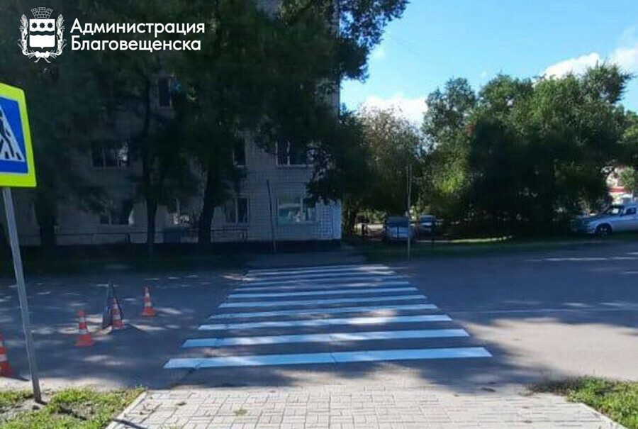На школьных маршрутах в Благовещенске появились свежие зебры  
