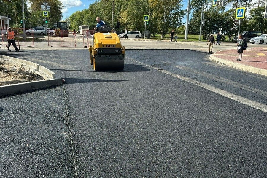 Один из этапов ремонта ключевой дороги в Свободном завершают рабочие фото 