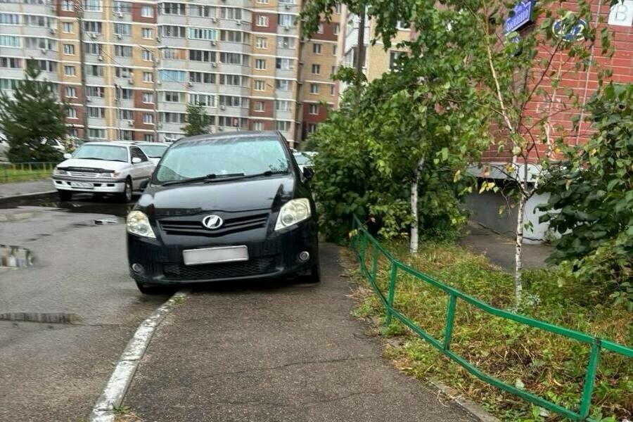 Любителей парковаться на тротуаре нашли в Благовещенске фото 