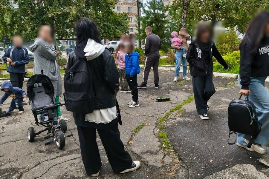 На улице человек 30 стояли в поликлинике Благовещенска люди оказались в большой очереди к специалисту фото