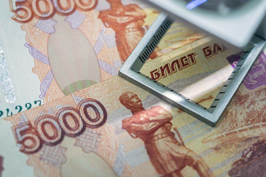 Благовещенца осудили за сбыт фальшивых купюр на 65 тысяч очень похожих на настоящие