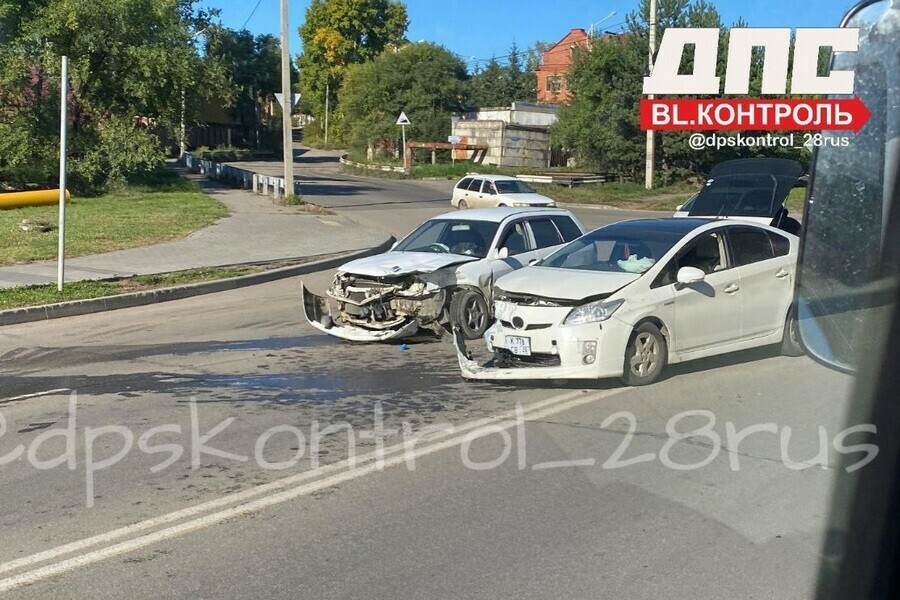 На утреннее ДТП в микрорайоне Благовещенска выехала бригада врачей фото