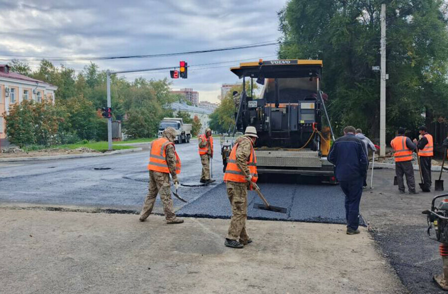 Завершающий слой асфальта укладывают на участке Октябрьской в Благовещенске