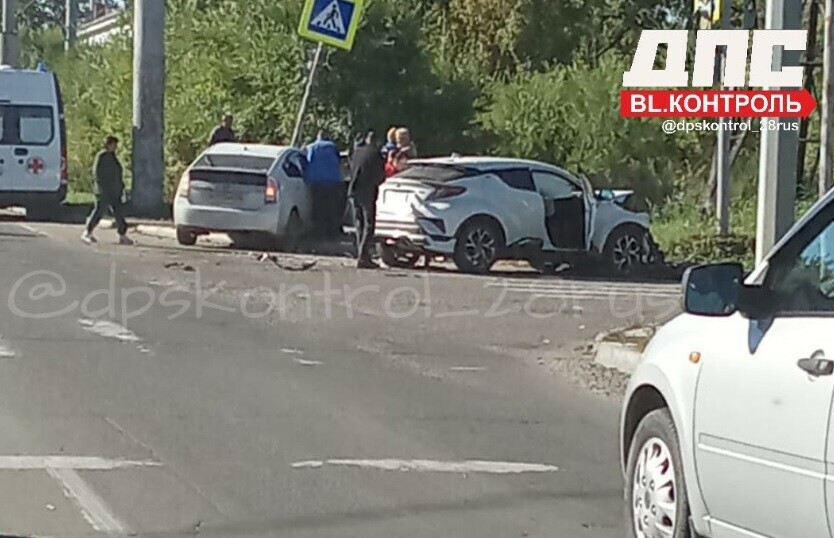 К месту ДТП в Благовещенске приехали две бригады врачей фото