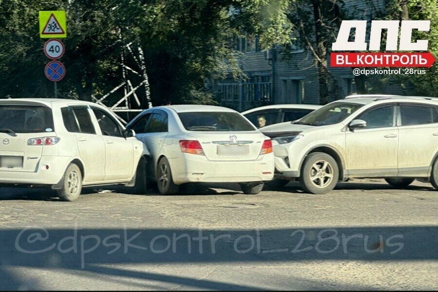 Автомобиль зажали два других на перекрестке Благовещенска 