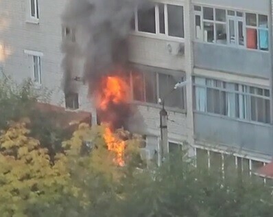 Люди кричат о помощи с балконов в центре Благовещенска горит многоквартирный дом видео 