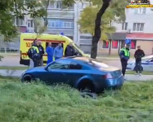 В Благовещенске автомобиль вылетел через тротуар на газон ему оторвало колесо