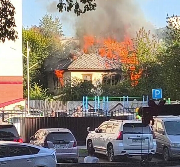В центре Благовещенска дом горит открытым пламенем