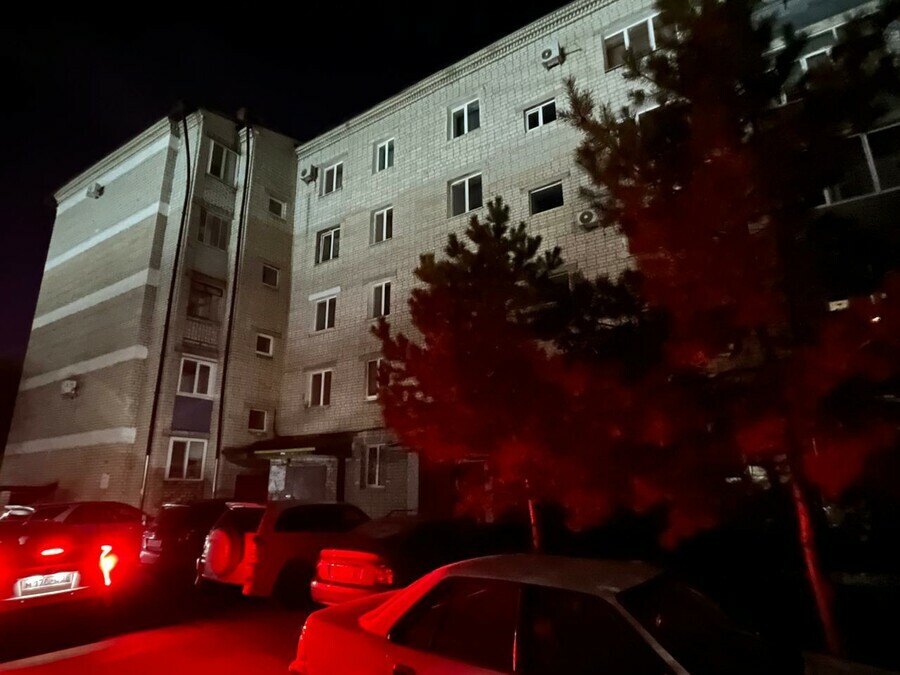 Сказали чинить будут только завтра а у нас дети Жители многоквартирного дома в Благовещенске остались без света