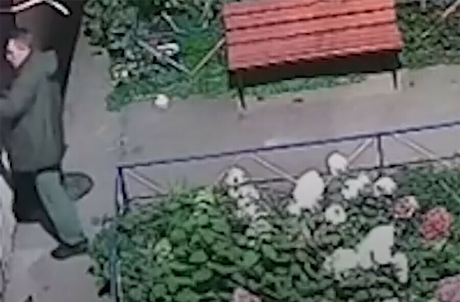 Благовещенцев узнавших хулигана уродующего стены и остановки просят сообщить в полицию видео