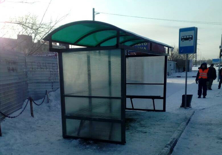 В Благовещенске на двух автобусных остановках установили новые павильоны 