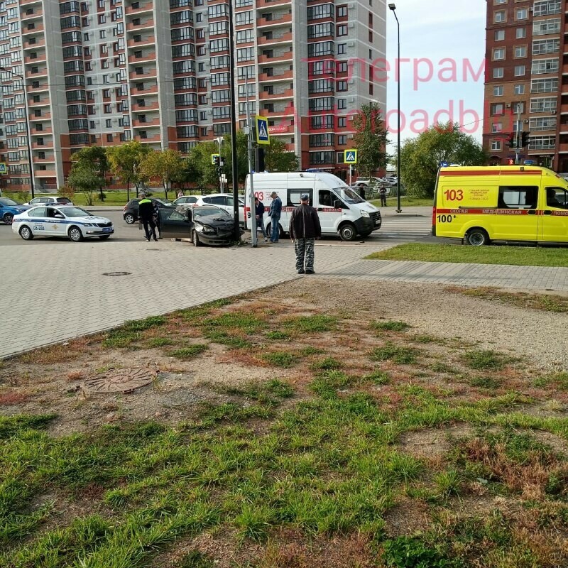 Утро в микрорайоне Благовещенска началось с серьезного ДТП на месте работают пожарные и скорые видео