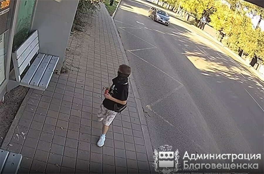 Ребенок разбил стекло автобусного павильона в Благовещенске