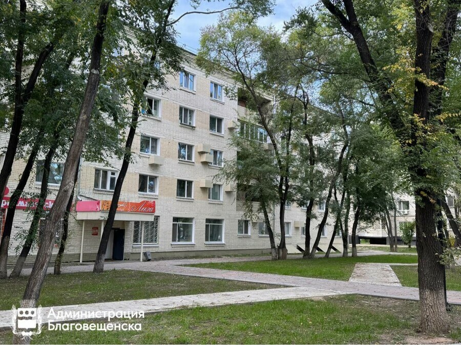 В Благовещенске стало бежевым еще одно здание
