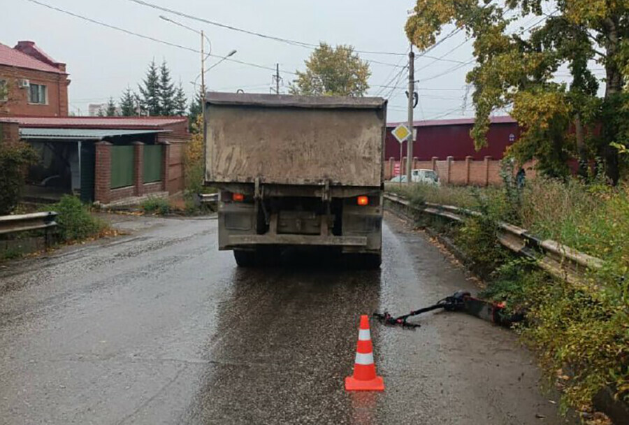 Утром в Благовещенске столкнулись грузовой автомобиль и подросток на электросамокате