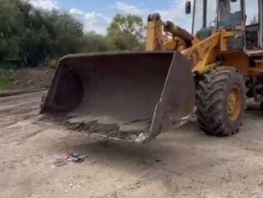 Айфоны давили ковшом трактора в Приамурье видео