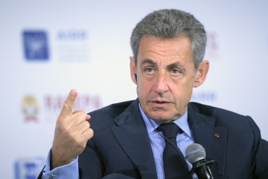 Бывшего президента Франции приговорили к пяти годам тюрьмы