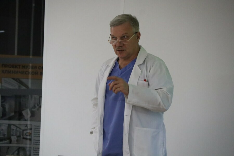 У молодых людей изза наушников слух может снизиться на 40  известный в Приамурье врач рассказал о серьезной проблеме 