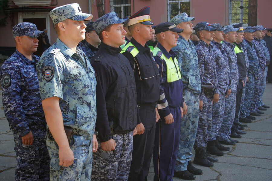 В Благовещенске торжественно встретили правоохранителей вернувшихся из командировки фото видео 
