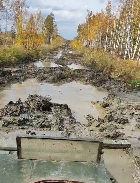 Ничего не изменилось единственная дорога в амурское село попрежнему больше напоминает грязную жижу