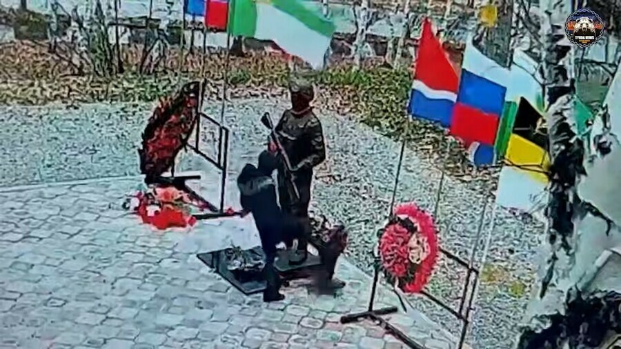 Пыталась поджечь венки разбила фонари в Тынде женщина устроила погром у памятника воинам погибшим на СВО видео