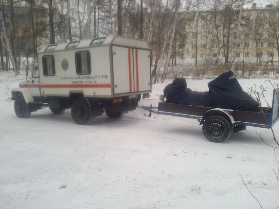 В районе Снежногорского Амурской области ищут мужчину спасшегося из ушедшего под лед автомобиля видео