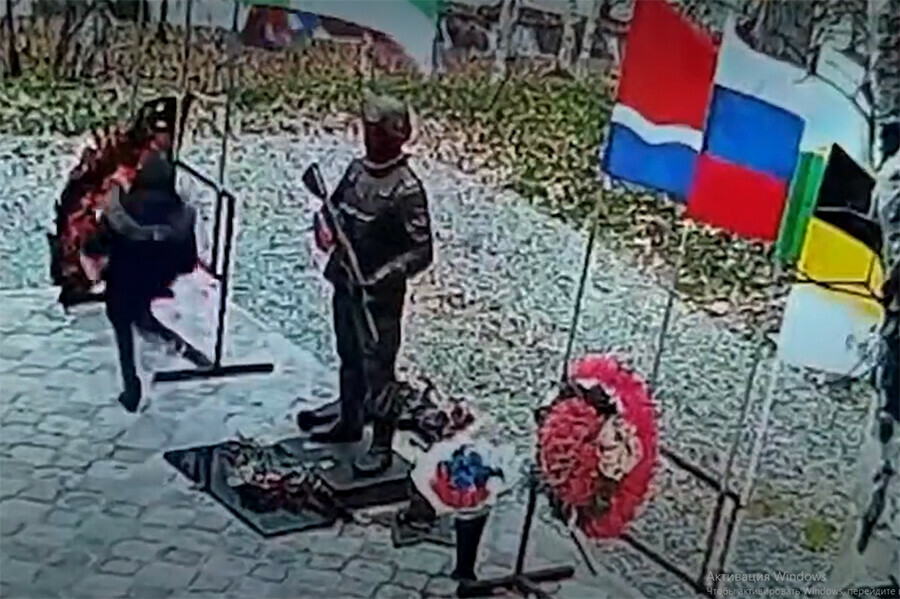 В Тынде нашли женщину пытавшуюся разрушить памятник погибшим на СВО