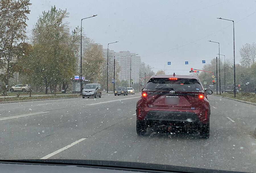 В Благовещенске 1 октября пошел первый снег видео