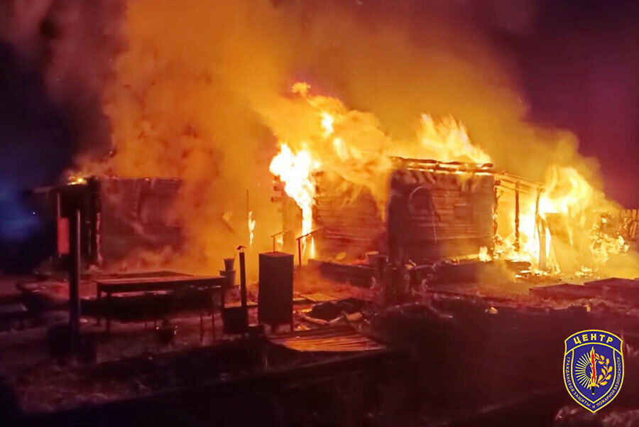 В поселке Приамурья семья с пятью детьми осталась на пепелище Пожар тушили два часа фото