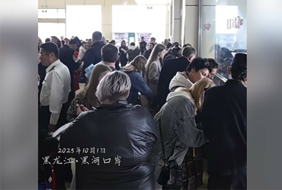 Китайские соцсети публикуют видео с толпами туристов на речной таможне Хэйхэ