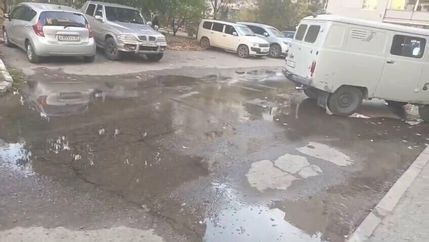 У нас во дворе Венеция во дворе благовещенской многоэтажки изпод земли почти 2 недели бежит вода видео