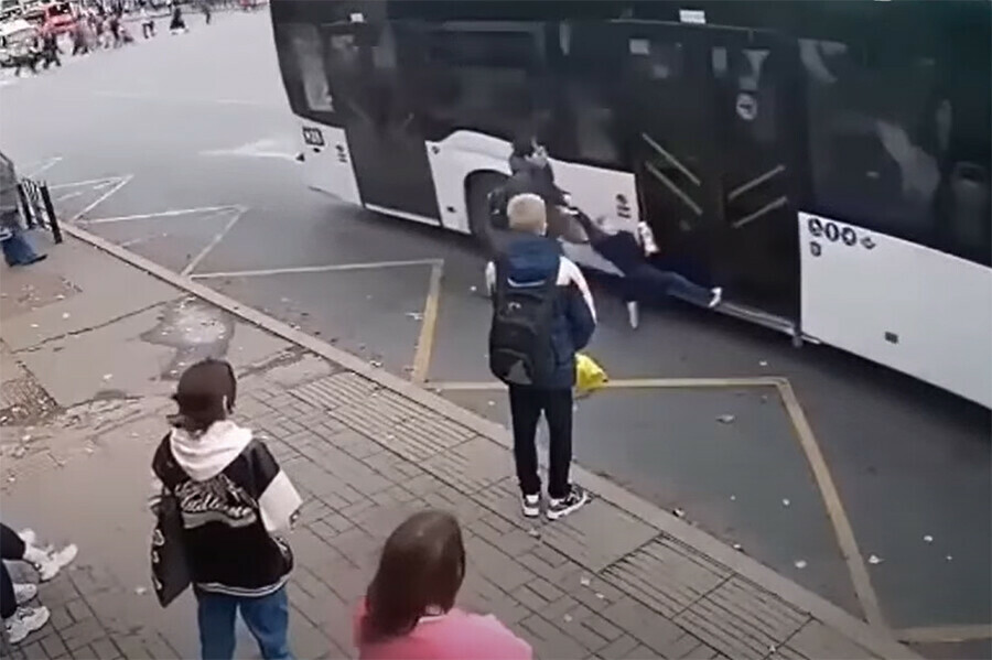 Маленькому ребенку зажало ногу и автобус потащил его по асфальту видео 