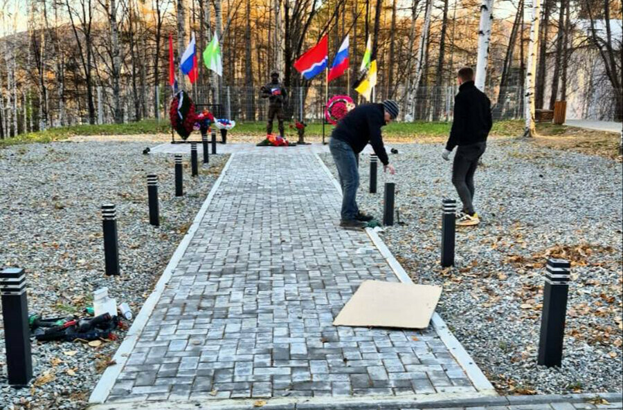 Волонтеры Тынды привели в порядок оскверненный вандалом памятник бойцам погибшим на СВО фото